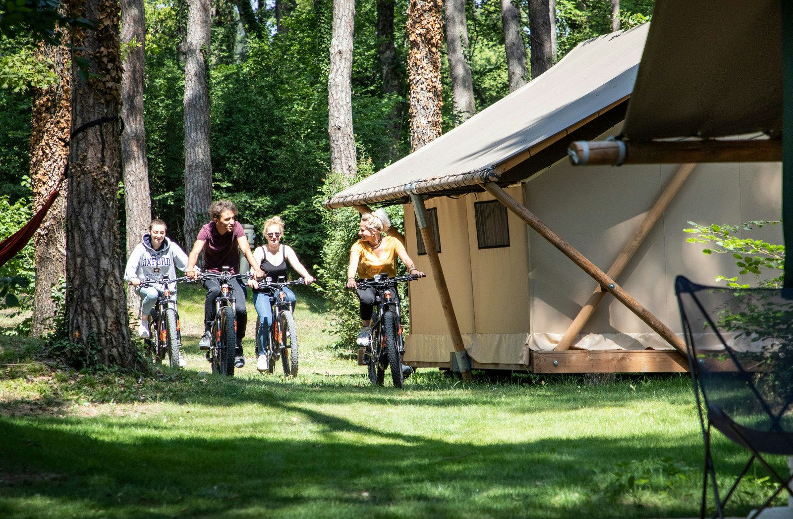 Camping La Pinède - Excenevex  Campéole La Pinède - Camper fahren Fahrrad auf dem Campingplatz