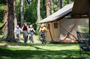 Camping La Pinède - Excenevex Campéole La Pinède - Camper fahren Fahrrad auf dem Campingplatz