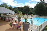 Campéole Le Coiroux  -  Restaurant vom Campingplatz mit Terrasse und Blick auf den Pool