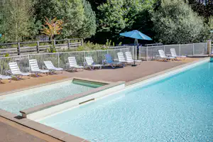 Campéole Le Coiroux Camping Paradis Le Coiroux - Pool im Freien mit Liegestühlen und Sonnenschirmen