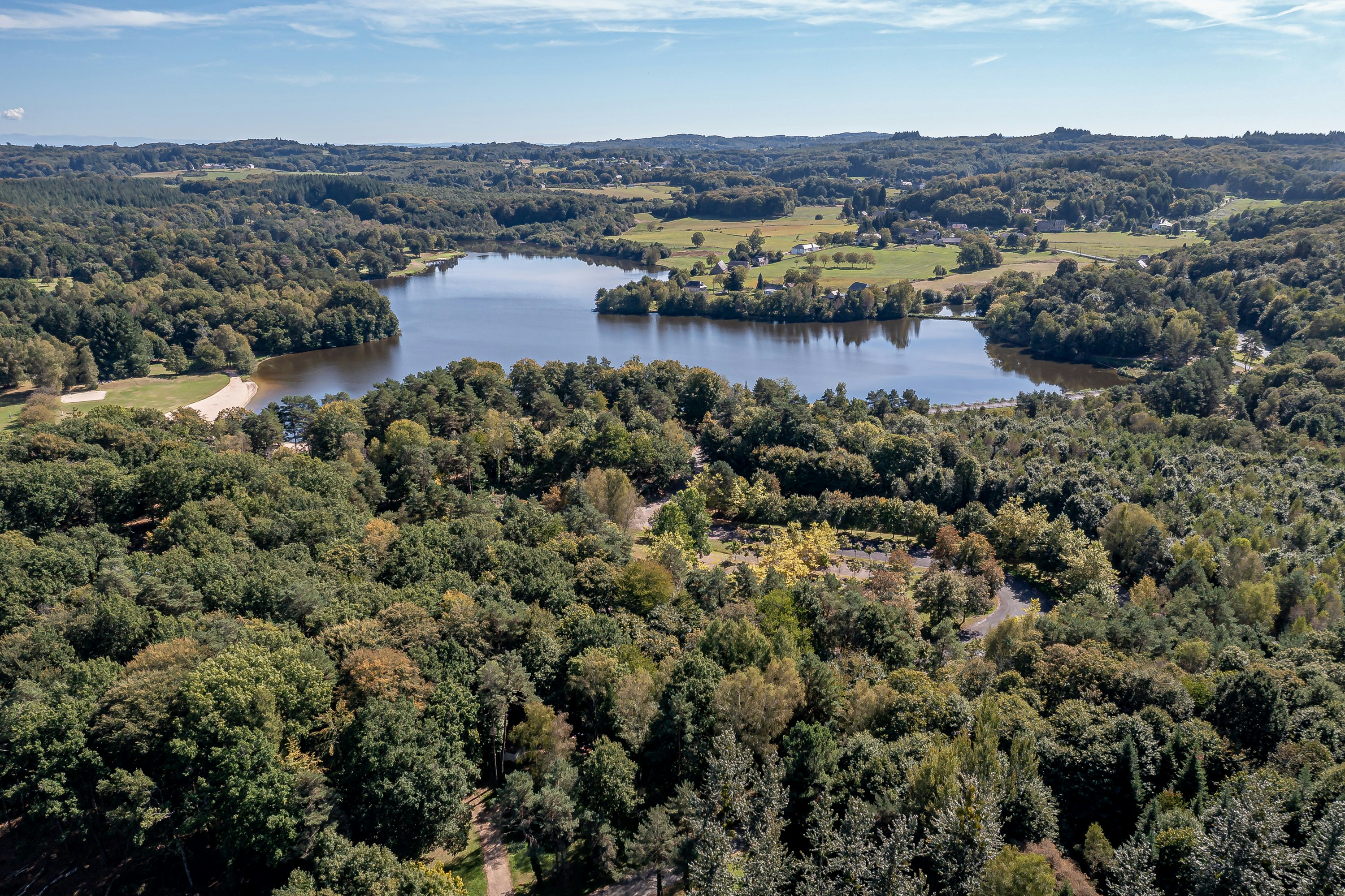 Campéole Le Coiroux  Camping Paradis Le Coiroux - Blick auf den See umgeben von Wald