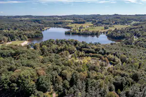 Campéole Le Coiroux Camping Paradis Le Coiroux - Blick auf den See umgeben von Wald
