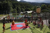 Campéole Le Courounba  -  Kinderanimation auf dem Sportplatz vom Campingplatz