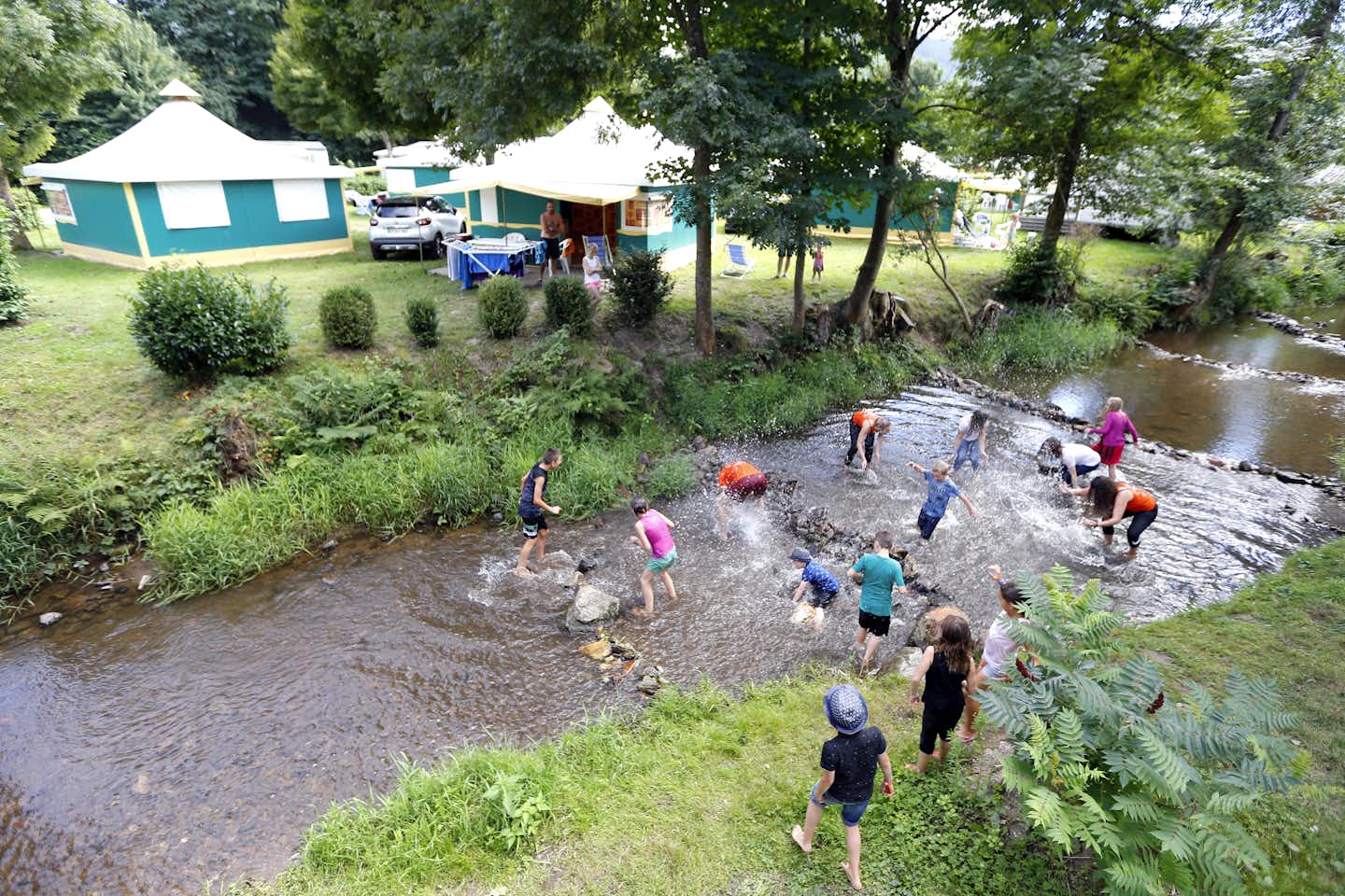 Campéole Le Giessen  - spielende Kinder im Fluss Le Giessen am Campingplatz