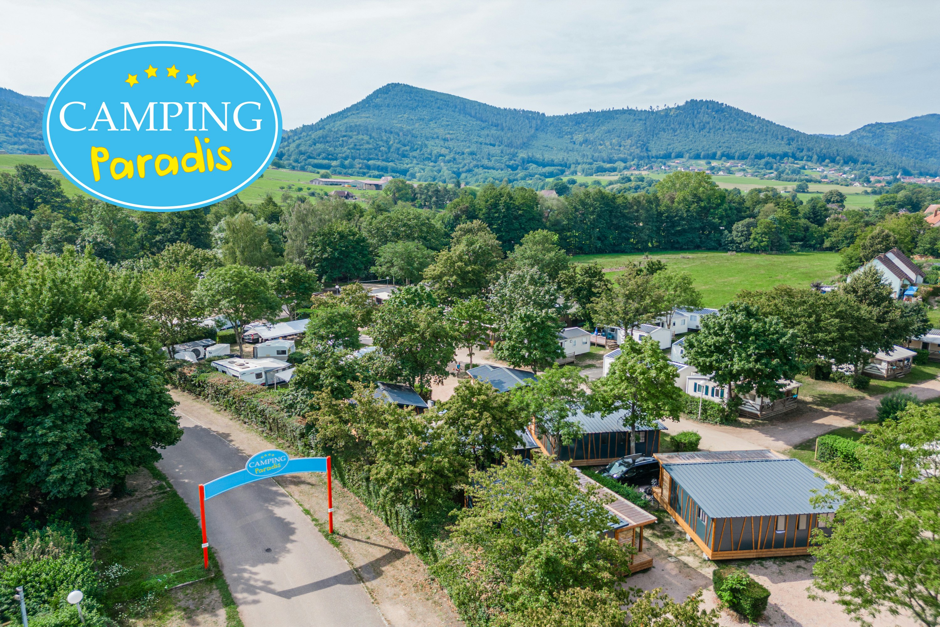 Camping Paradis Le Giessen Blick auf das Campinggelände eingebettet in der Landschaft