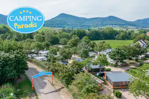 Camping Paradis Le Giessen Blick auf das Campinggelände eingebettet in der Landschaft