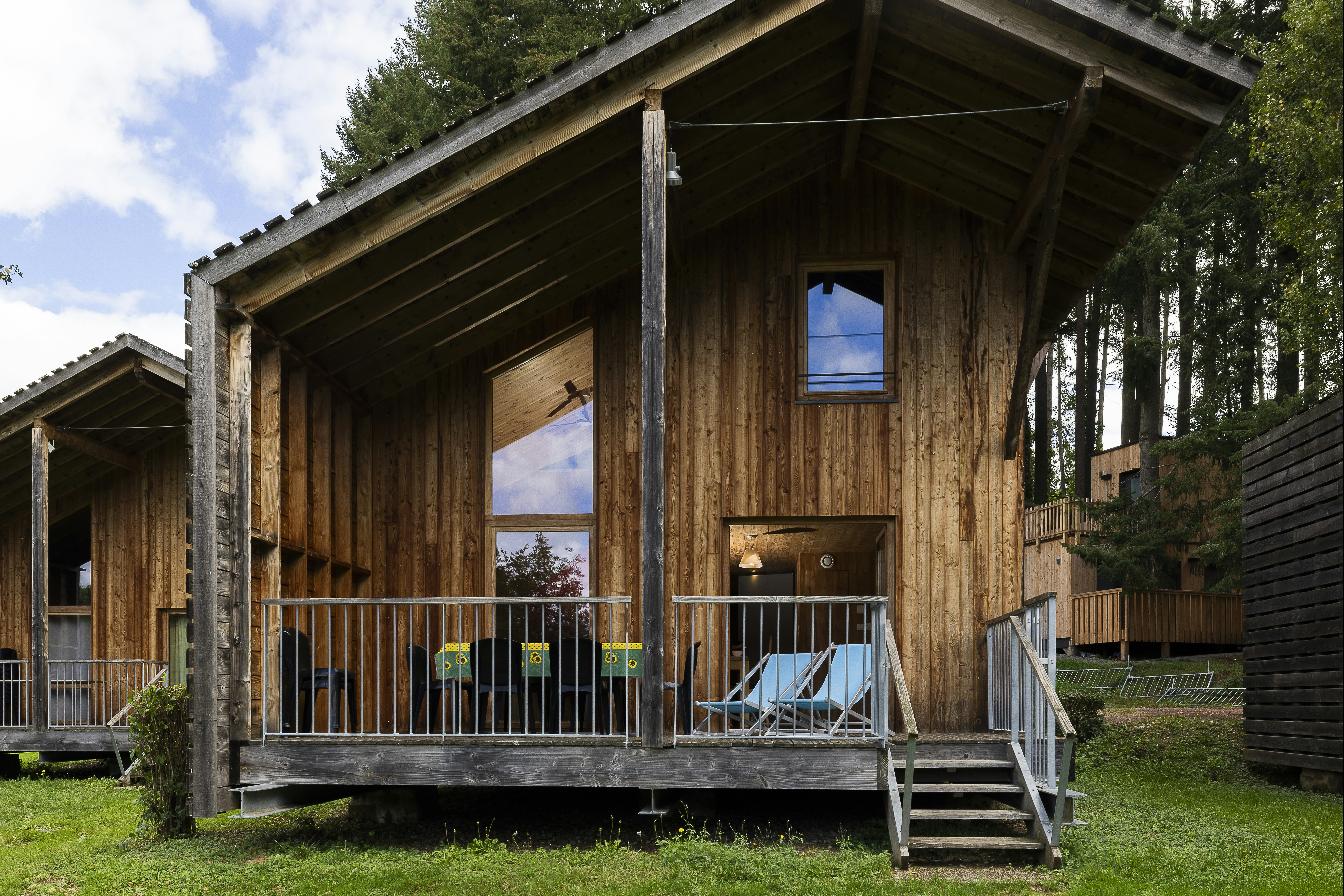 Camping Le Lac des Sapins  - Mobilheim mit Terrasse auf dem Campingplatz