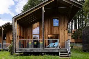 Camping Le Lac des Sapins - Mobilheim mit Terrasse auf dem Campingplatz