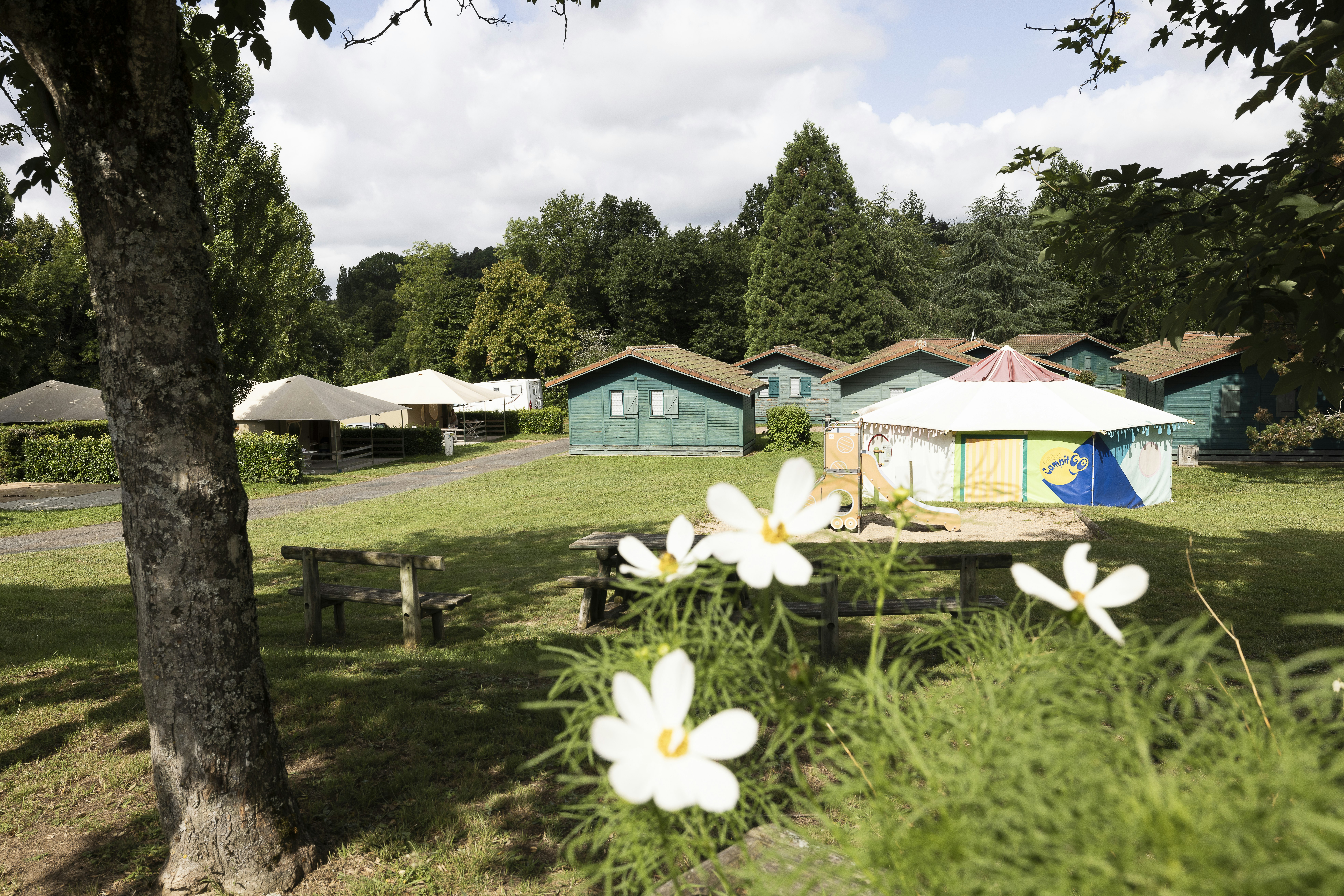 Camping Le Lac des Sapins - Blick auf den Campingplatz mit Mobilheimen im Grünen