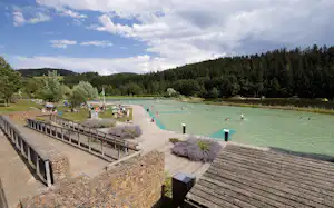 Camping Le Lac des Sapins - Naturbadeteich auf dem Campingplatz