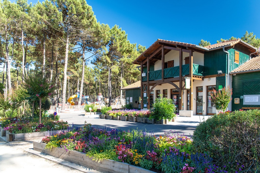 Camping Campéole Les Tourterelles - Außenansicht des Rezeptionsgebäudes