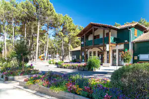 Camping Campéole Les Tourterelles - Außenansicht des Rezeptionsgebäudes