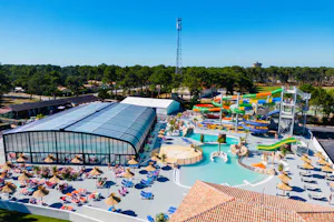 Camping Campéole Médoc Plage - Luftaufnahme des Wasserparks mit Hallenbad, Freibad und Rutschen