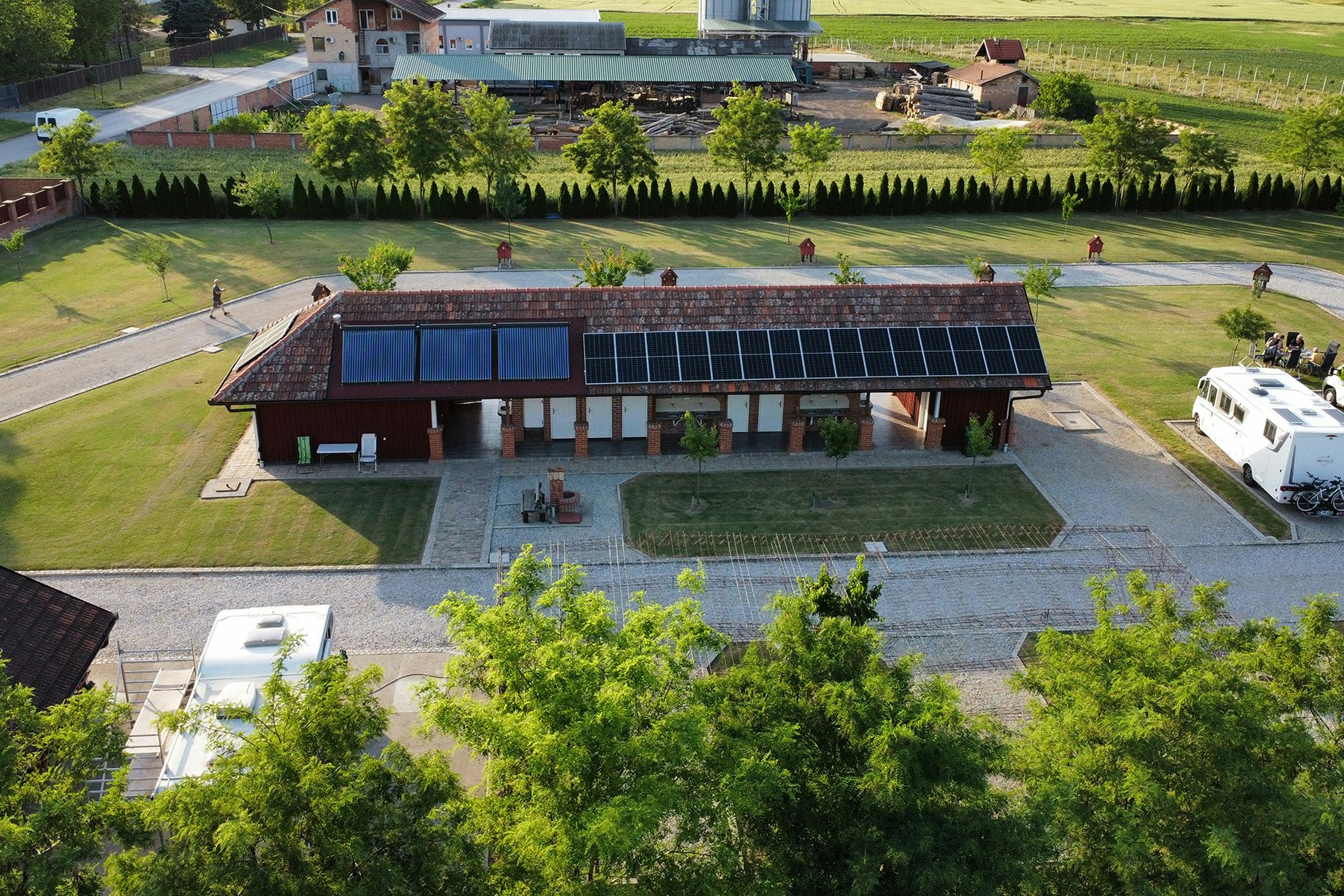 Camping Campuccino - Blick auf das Sanitärgebäude auf dem Campingplatz