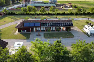 Camping Campuccino - Blick auf das Sanitärgebäude auf dem Campingplatz