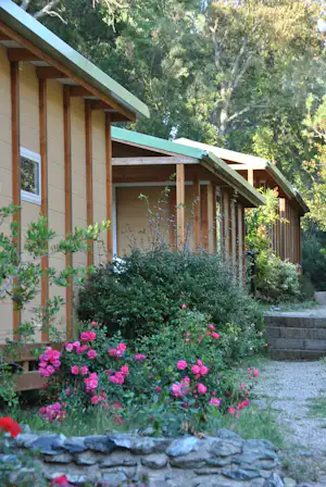 Camping Canapai - Mobilheimen mit Veranda im Grünen auf dem Campingplatz