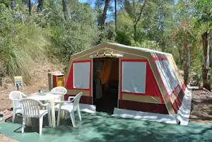 Camping Canapai - Zeltplatz umringt von Wald auf dem Campingplatz