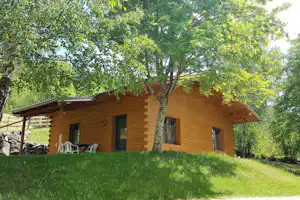 Camping Cane in Fiore - Mobilheim vom Campingplatz mit Veranda auf grünem Hügel