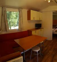 Camping Cane in Fiore - Mobilheim von Innen mit Blick in die Küche und den Essbereich