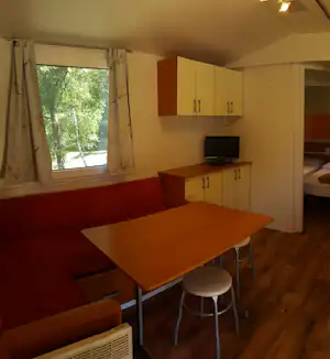 Camping Cane in Fiore - Mobilheim von Innen mit Blick in die Küche und den Essbereich