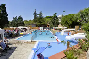 Camping Canyelles - Campingplatz mit Pool, Wasserrutsche, Liegestühlen und Sonnenschirmen