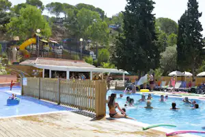 Camping Canyelles - Gäste des Campingplatzes entspannen sich am Pool