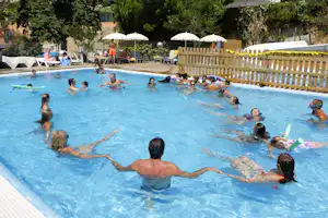 Camping Canyelles - Gäste des Campingplatzes im Schwimmbad