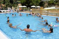 Camping Canyelles - Gäste des Campingplatzes im Schwimmbad