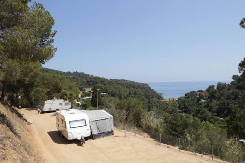 Camping Canyelles - Stellplätze mit Blick auf das Meer
