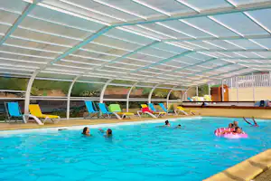 Camping Cap de Bréhat - Gäste schwimmen im Hallenbad mit Liegestühlen auf dem Gelände des Campingplatzes
