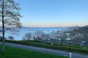 Camping Cap-Ouest - Blick auf den Campingplatz an der Küste