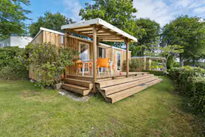 Camping Capfun Saint Laurent - Mobilheim mit Terrasse auf dem Campingplatz