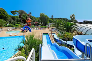 Camping Capfun Saint Laurent - Rutschen im Wasserpark des Campingplatzes