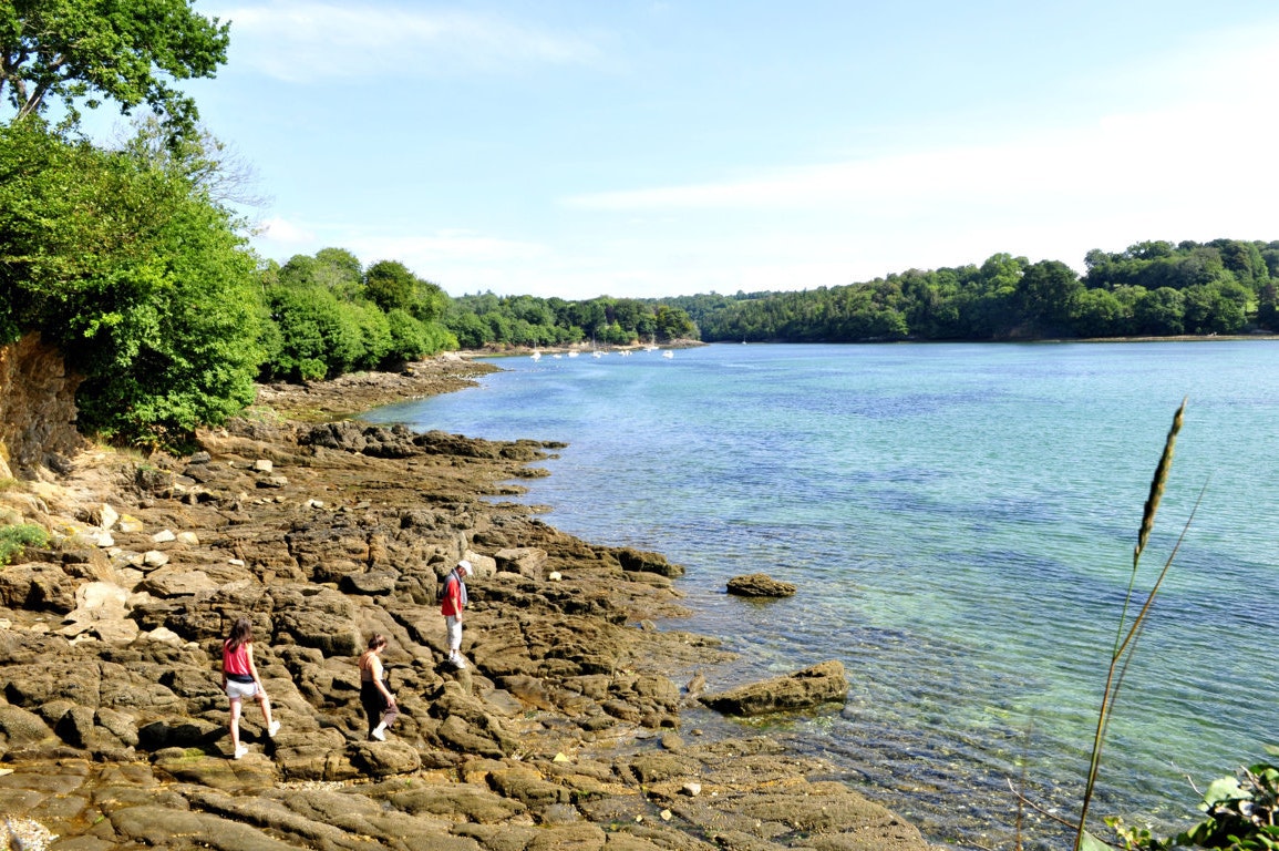 Camping Capfun Saint Laurent - Blick auf den Felsenstrand am Campingplatz