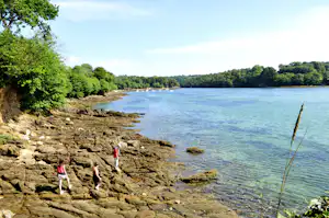 Camping Capfun Saint Laurent - Blick auf den Felsenstrand am Campingplatz