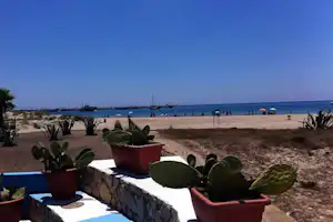 Camping Capo Passero - Campingplatz mit Blick auf den Strand am Mittelmeer