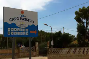 Camping Capo Passero - Einfahrt vom Campingplatz