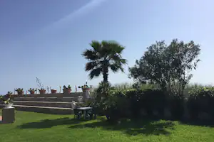 Camping Capo Passero - Stellplatz vom Campingplatz auf grüner Wiese