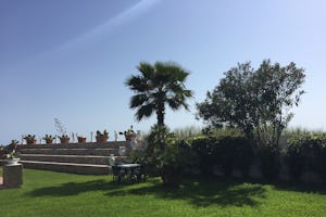 Camping Capo Passero - Stellplatz vom Campingplatz auf grüner Wiese