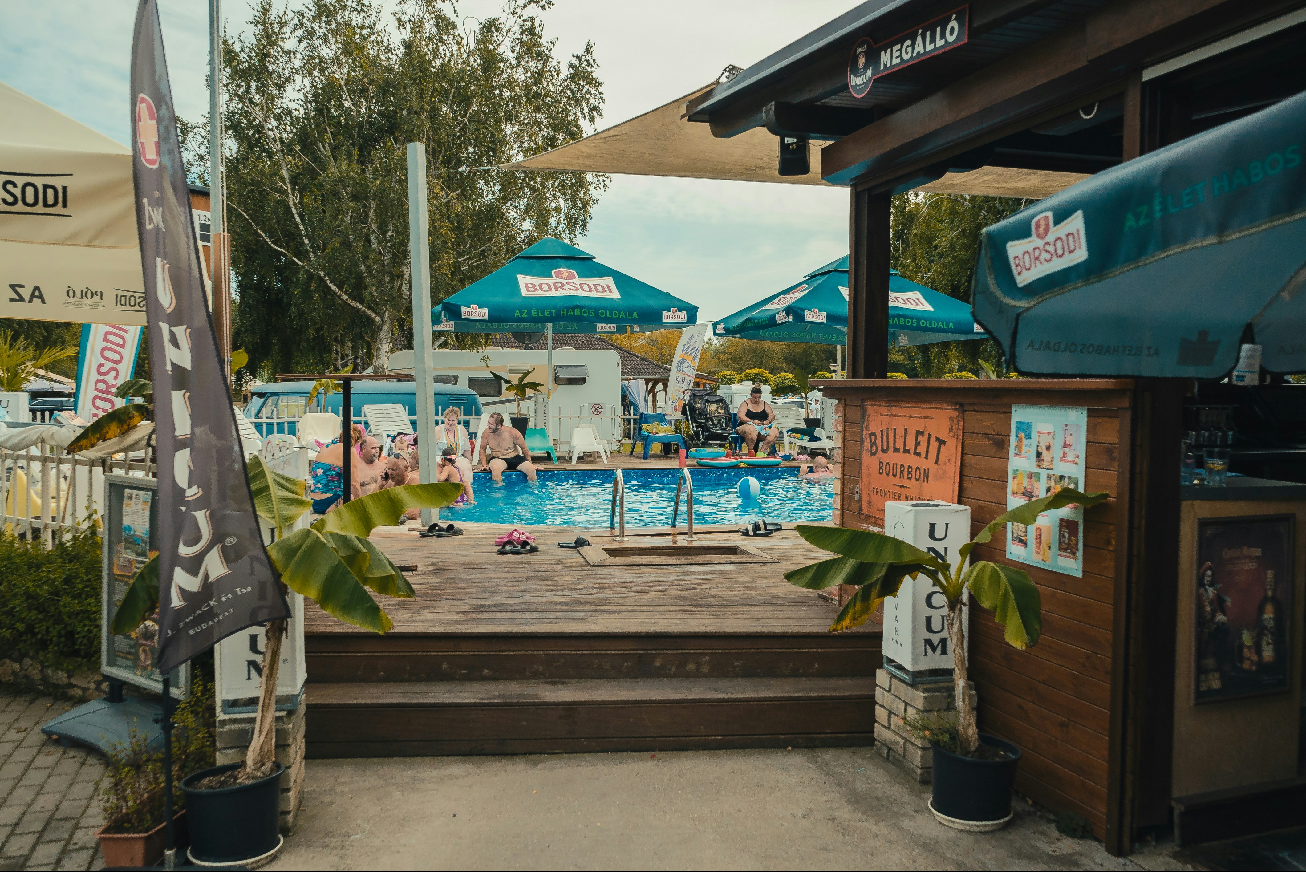 Camping Caravan  - Pool im Freien mit Liegestühlen und Sonnenschirmen