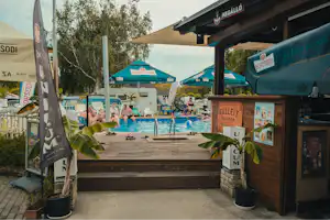 Camping Caravan - Pool im Freien mit Liegestühlen und Sonnenschirmen