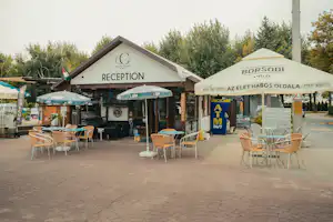 Camping Caravan - Rezeption mit Terrasse auf dem Campingplatz