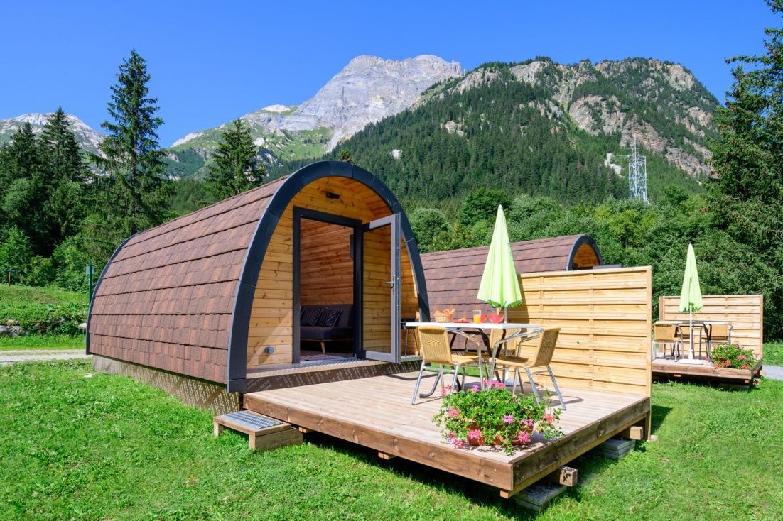Camping Alpes Lodges  Camping Caravaneige Alpes Lodges - Außenansicht eines Mobilheims mit Terrasse auf dem Campingplatz