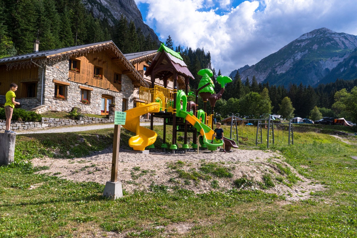 Camping Alpes Lodges  Camping Caravaneige Alpes Lodges - Spielplatz auf dem Campingplatz