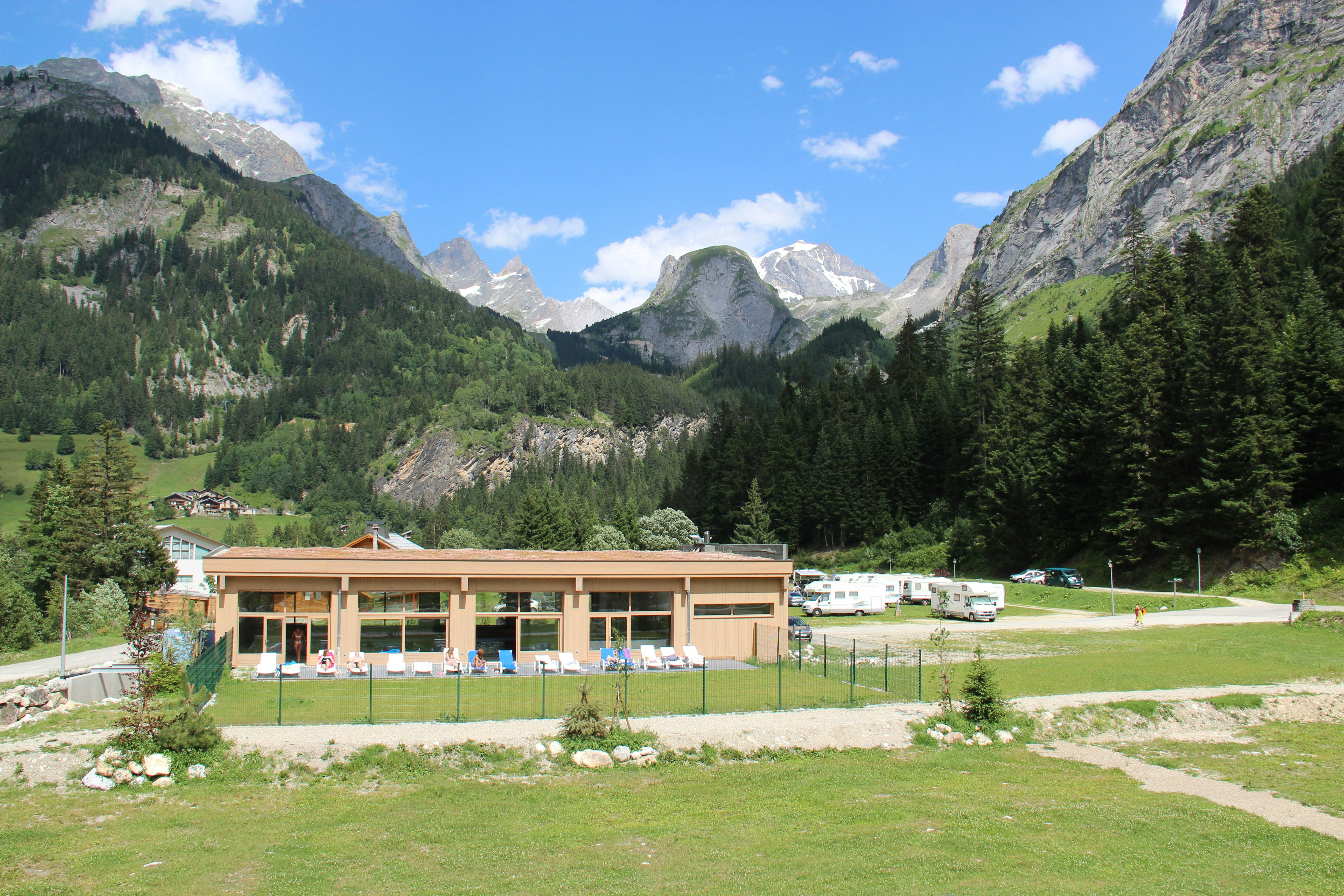 Camping Caravaneige Alpes Lodges  -  Hauptgebäude vom Campingplatz im Grünen