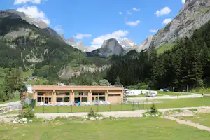 Camping Caravaneige Alpes Lodges - Hauptgebäude vom Campingplatz im Grünen
