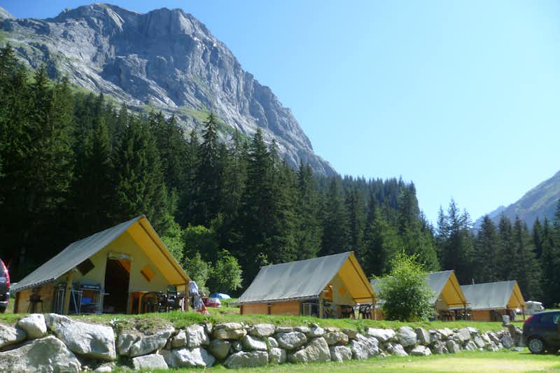 Camping Caravaneige Alpes Lodges  -  Mobilheime vom Campingplatz, die Alpen im Hintergrund