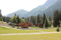 Camping Caravaneige Alpes Lodges  -  Mobilheime vom Campingplatz mit Blick auf die Alpen