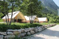 Camping Caravaneige Alpes Lodges  -  Mobilheime vom Campingplatz mit Veranden im Grünen