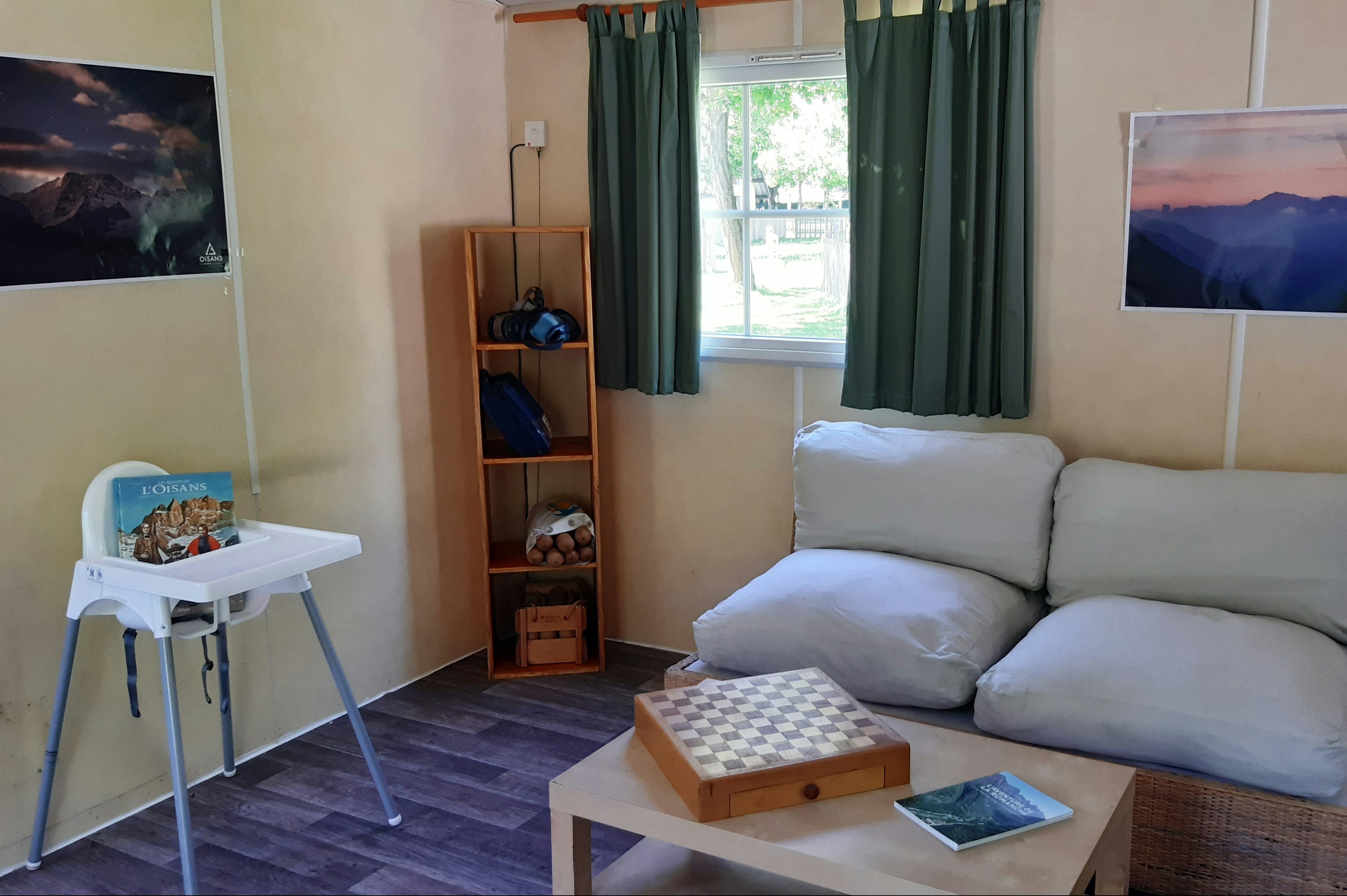 Camping Caravaneige Le Martinet - Aufenthaltsraum mit Spielen und Büchern